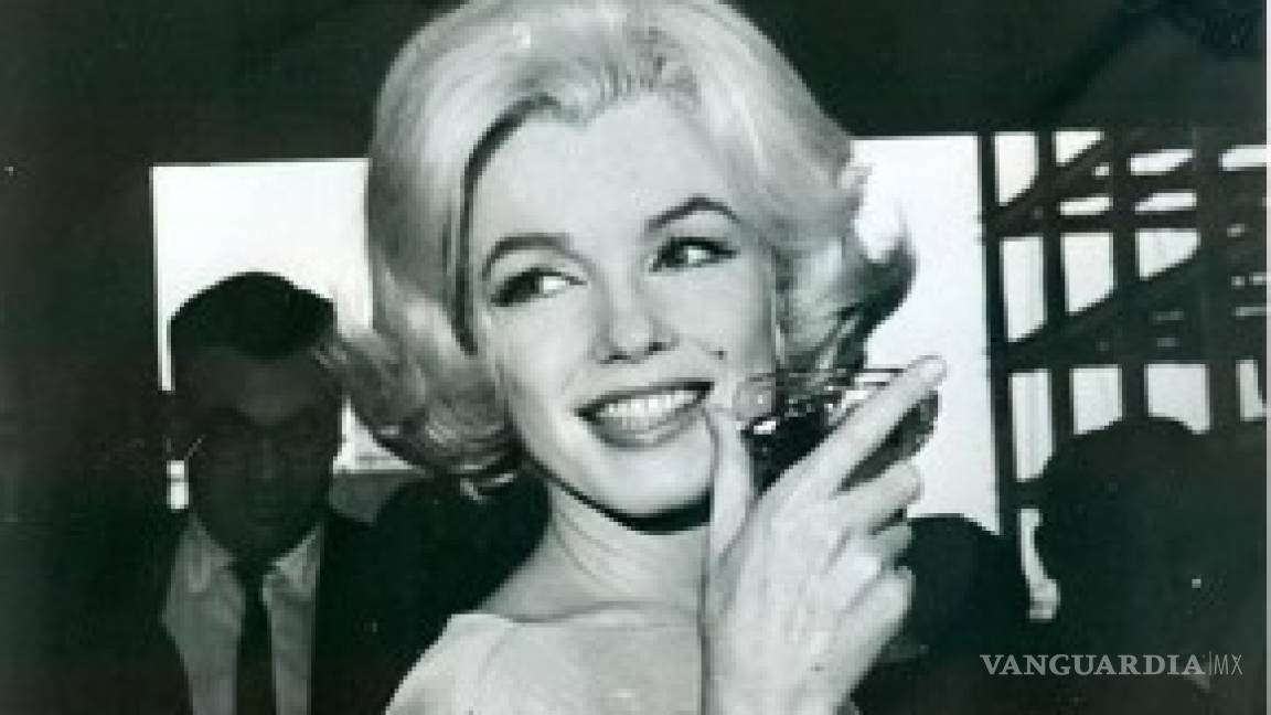 Veja o vídeo caseiro que mostraria Marilyn Monroe fumando