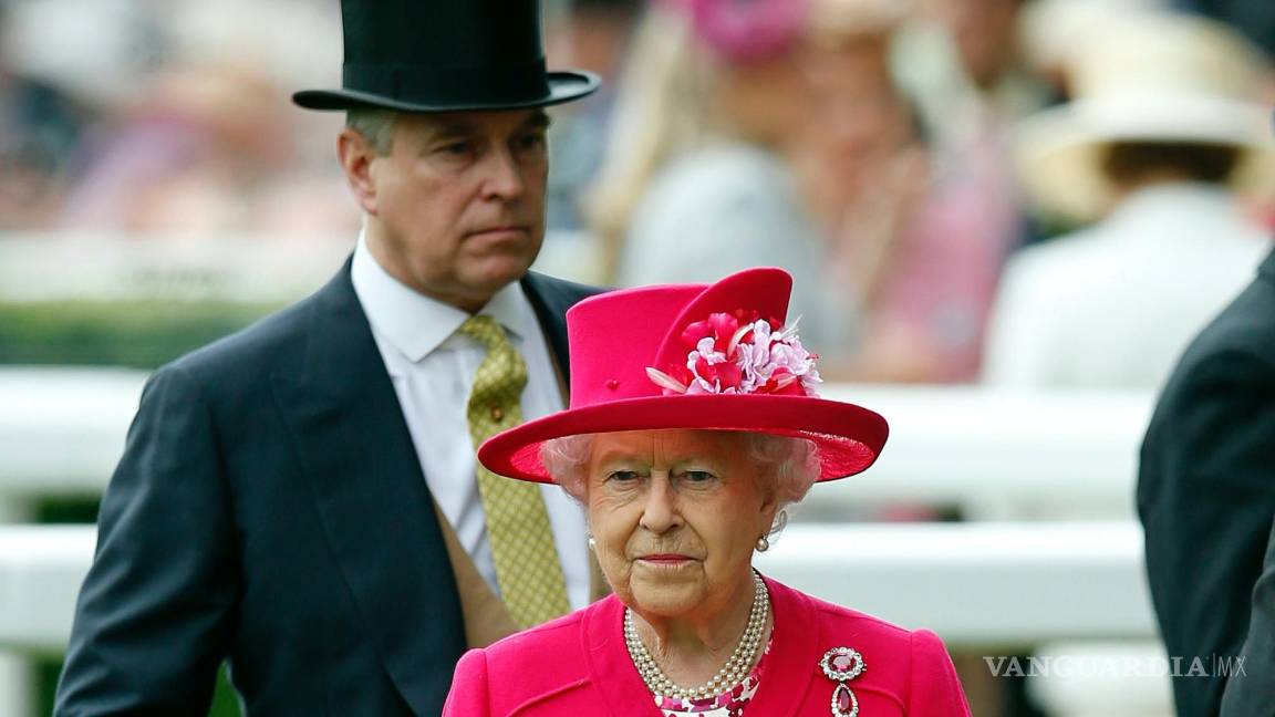 $!La reina Isabel II es seguida por el príncipe Andrés en Ascot, Inglaterra, el 16 de junio de 2015. AP/Alastair Grant