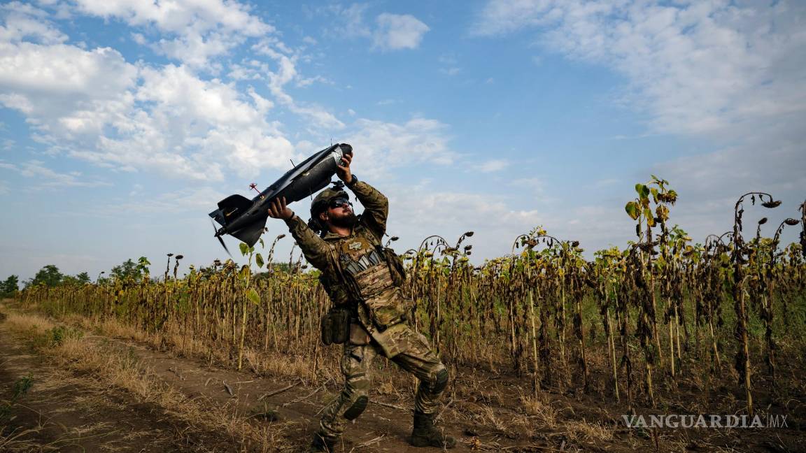 $!Un soldado ucraniano se prepara para lanzar un dron que sobrevolará el territorio ocupado por Rusia en busca de armas pesadas e instalaciones de defensa aérea.