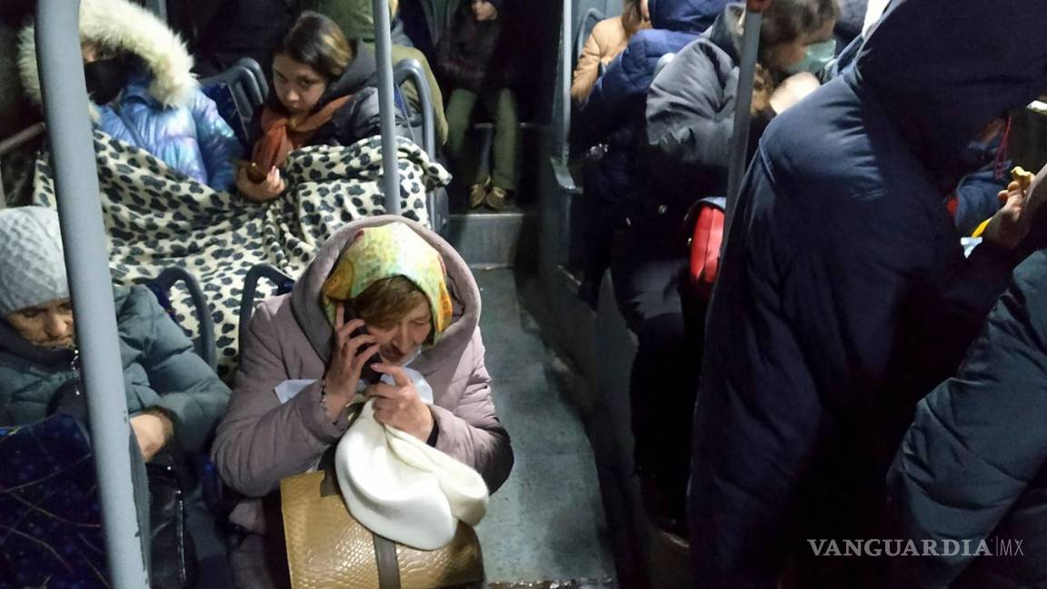 $!Miles de ucranianos han abandonado sus ciudades rumbo a los países cercanos