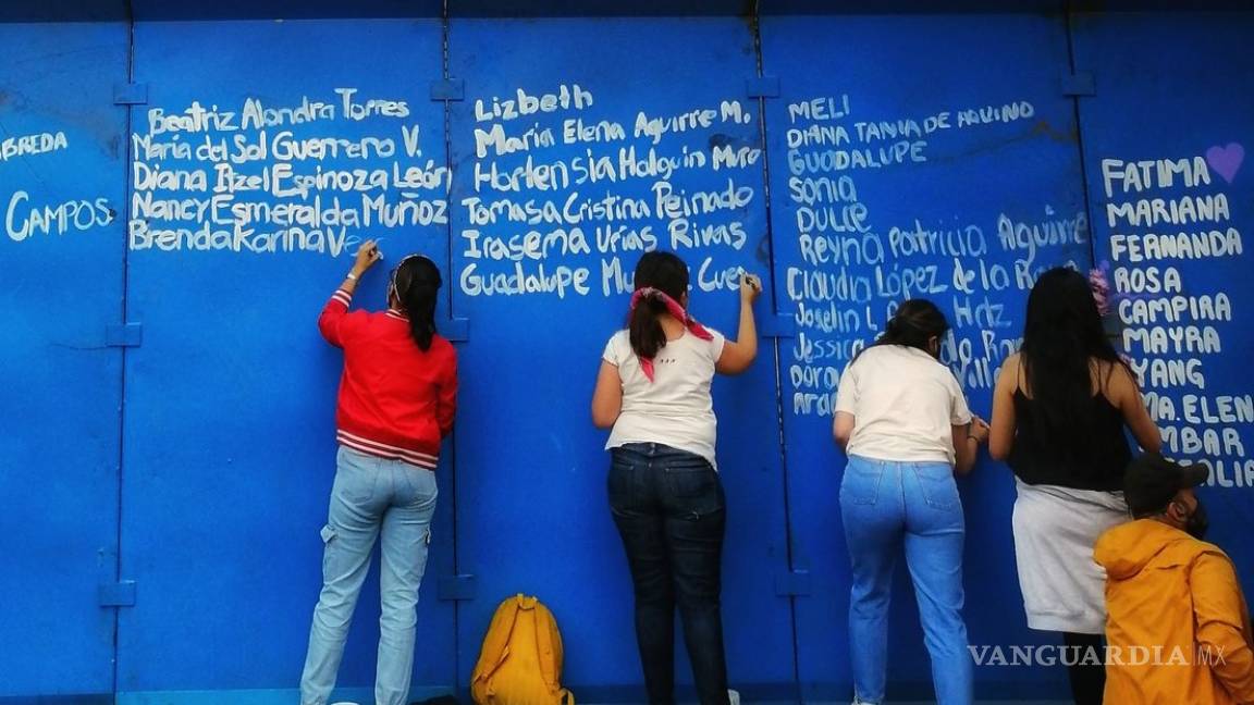 $!‘Muro de la paz’ de AMLO es transformado en memorial de víctimas de feminicidio
