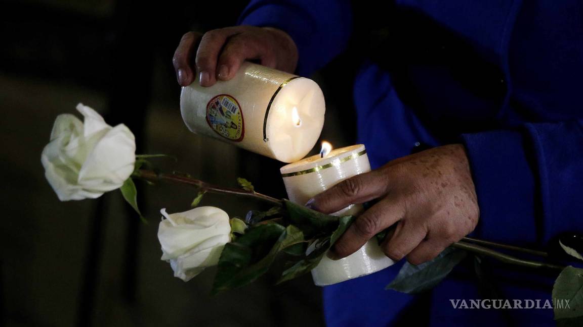 $!Homenajean con velas y rosas a las víctimas de atentado en Bogotá