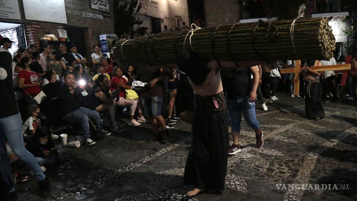 $!Personas llamadas encruzadas cargan rollos de espinas como penitencia, durante la procesión de Cristos en el municipio de Taxco, en el estado de Guerrero.
