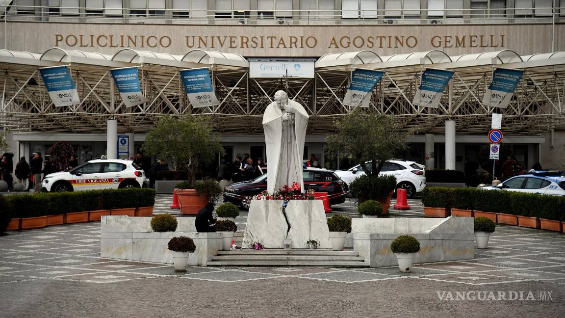 $!Una estatua del Papa San Juan Pablo II fuera del Hospital Universitario Gemelli en Roma, Italia en donde está hospalizado el Papa Francisco para recibir tratamiento.