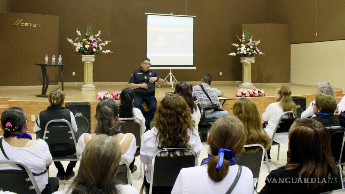 Jefe de la Policía de Torreón imparte conferencia a mujeres sobre violencia familiar