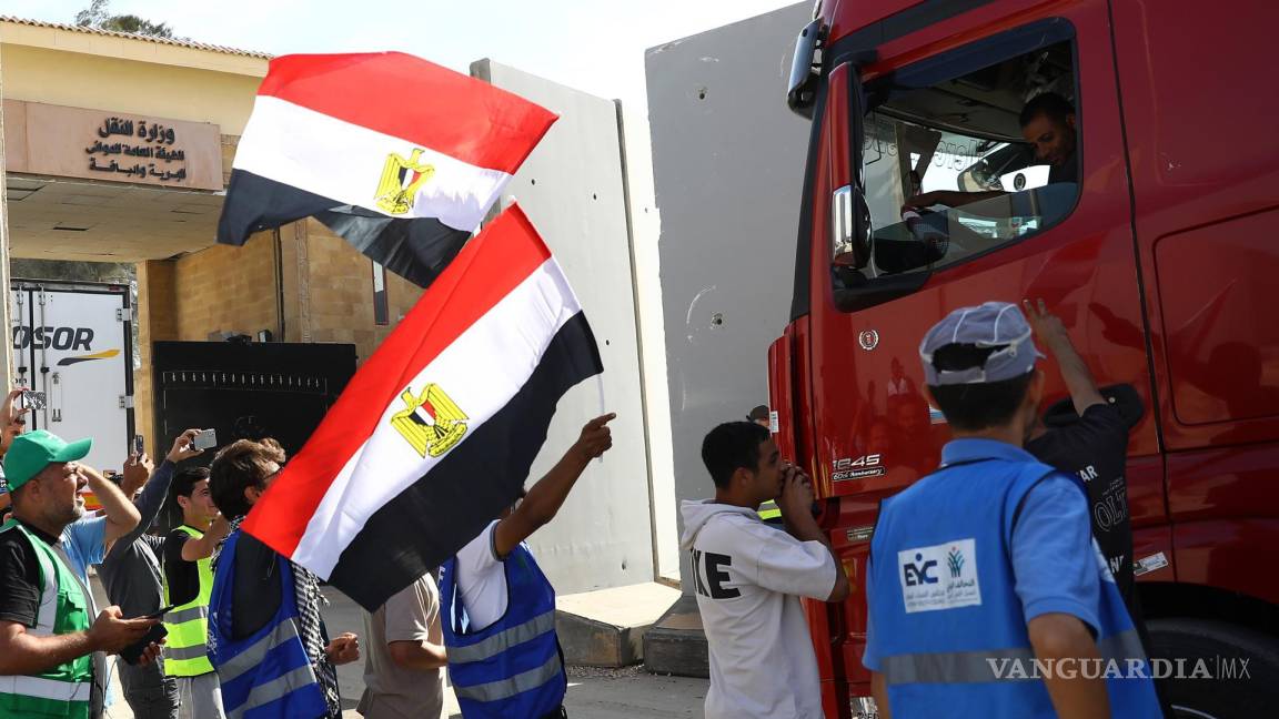Tras dirigirse a la Franja de Gaza, el primer convoy de 20 camiones con ayuda humanitaria desde el paso de Rafah en Egipto, de nuevo es cerrado