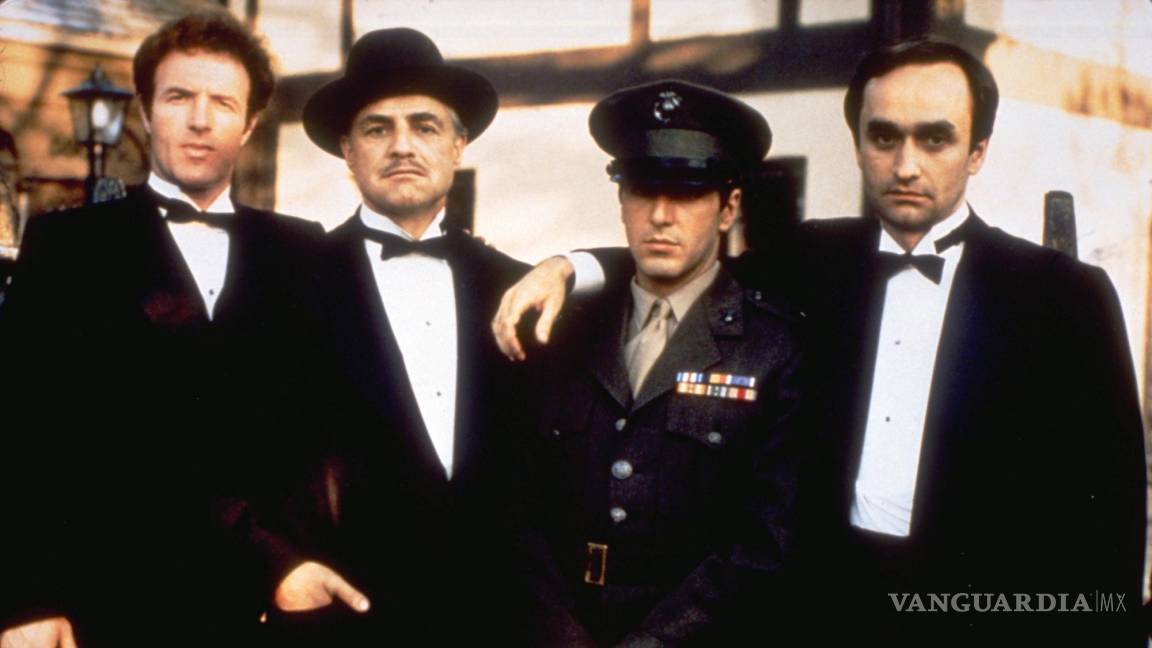 $!De izquierda a derecha, James Caan como Sonny Corleone, Marlon Brando como Don Vito Corleone, Al Pacino como Michael Corleone y John Cazale como Fredo Corleone .