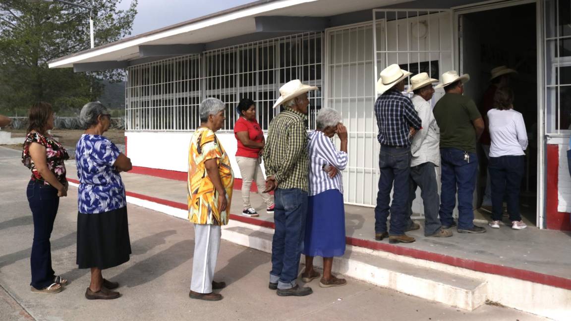 ‘Voto, aunque me cueste 500 pesos’; Jonathan tuvo que pagar su pasaje para ir a votar al ejido Sierra Hermosa de Saltillo
