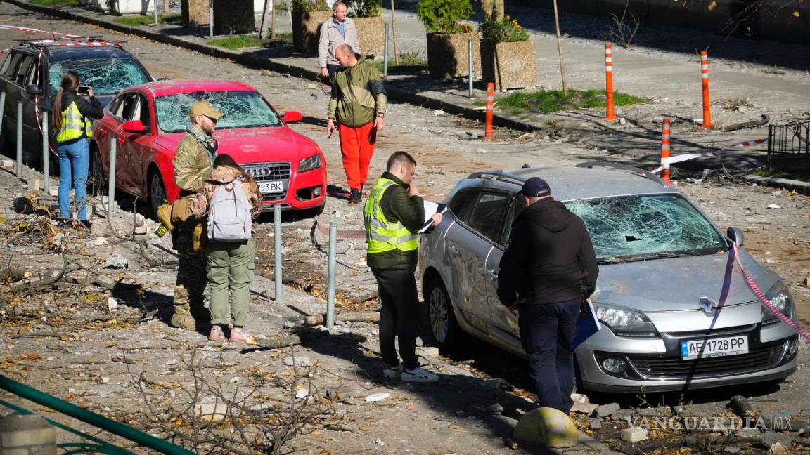 $!La policía inspecciona la escena del bombardeo ruso en Kiev, Ucrania.