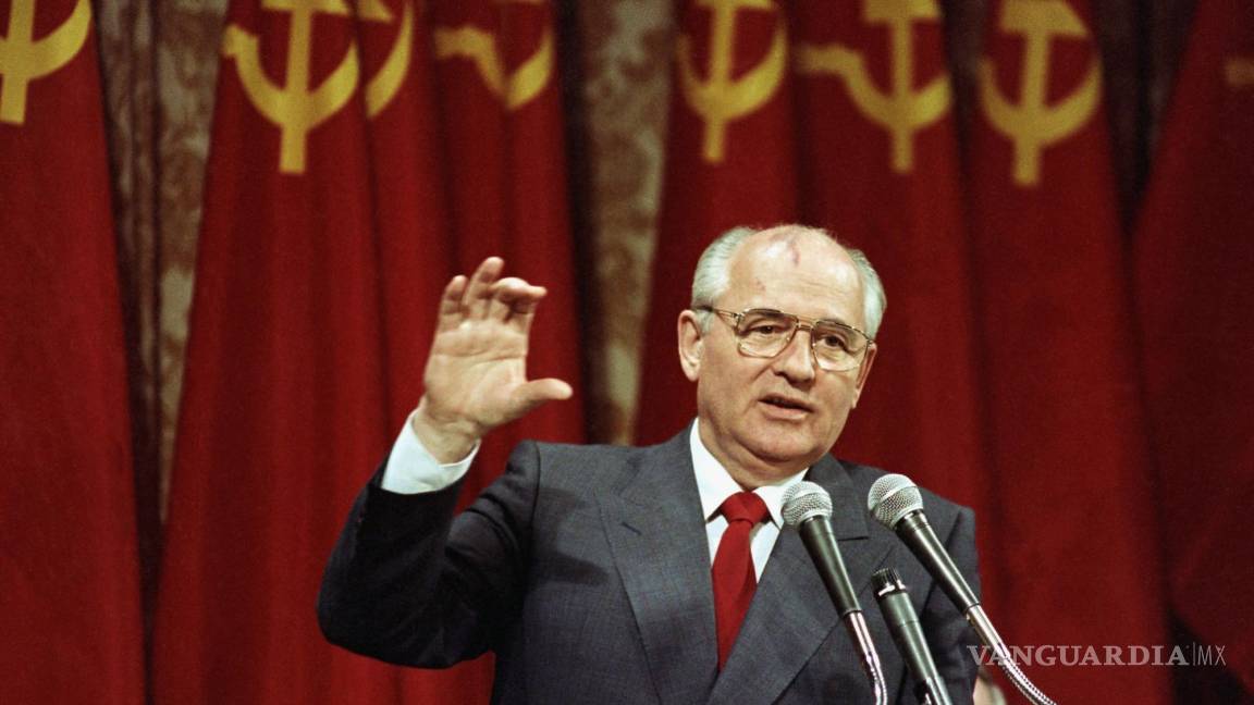 $!El presidente soviético Mijaíl Gorbachov se dirige a un grupo de 150 ejecutivos empresariales, el lunes 5 de junio de 1990, en San Francisco.