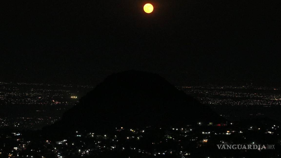 $!La NASA nos brinda una explicación convincente: cuando la luna se aproxima al horizonte, adquiere tonalidades rojizas.