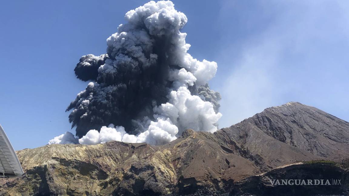 Intentan recuperar cuerpos de ocho víctimas tras la erupción del volcán Whakaari