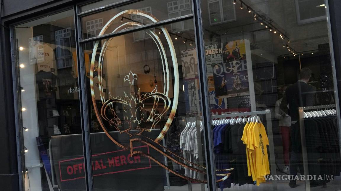 $!Una vista general de una nueva tienda dedicada a la venta de mercancía oficial de la icónica banda de rock británica Queen antes de su apertura en Londres. AP/Alastair Grant