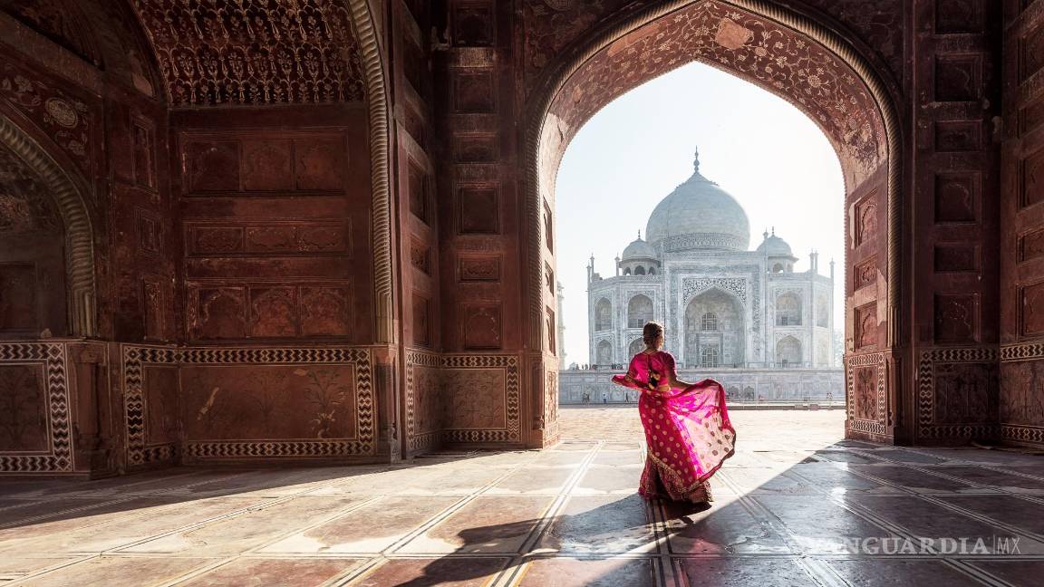 $!Mujer vestida con un sari rojo, en el Taj Mahal, en Agra, India.