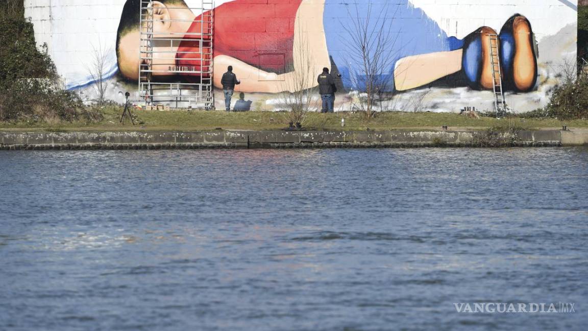 $!Un graffiti de Aylan lleva el éxodo de los refugidos al BCE