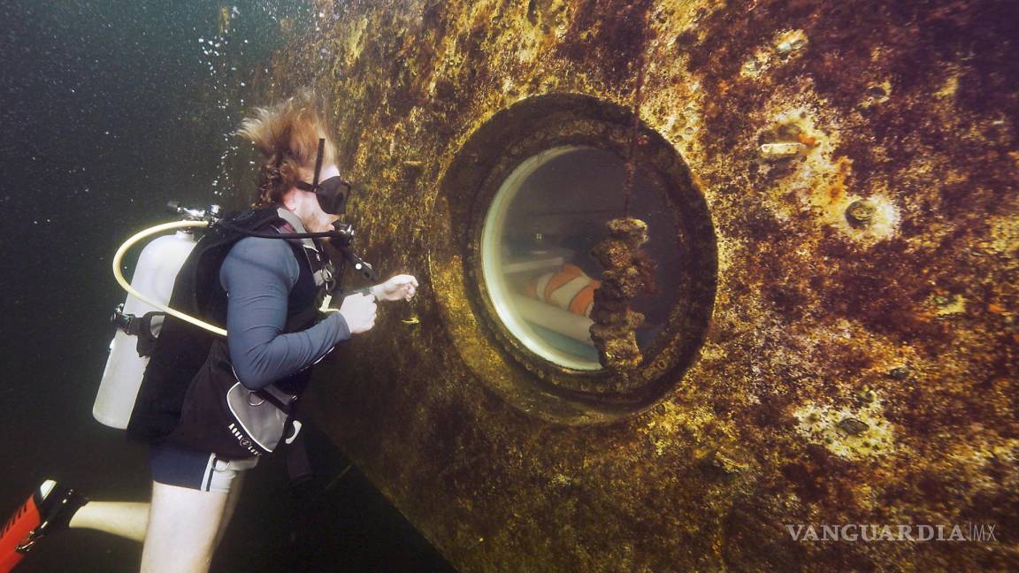 El profesor Joseph Dituri, apodado “Dr. Deep Sea”, rompe récord al pasar 100 días bajo el agua