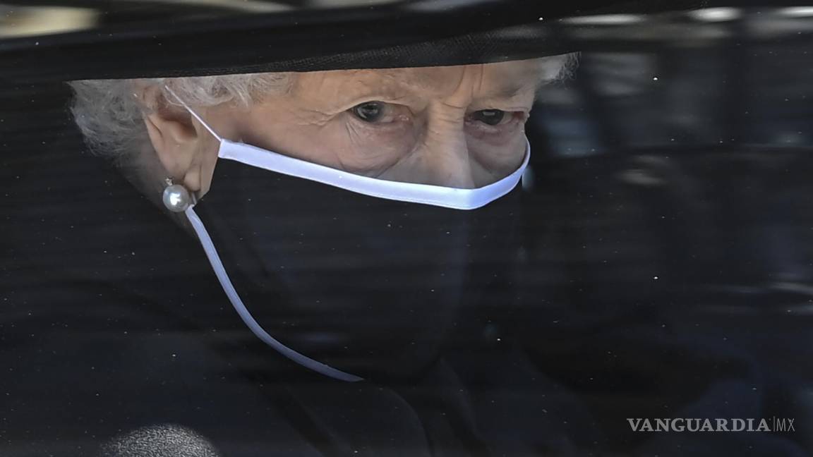 $!Imagen el 17 de abril de 2021, la reina Isabel II sigue el ataúd en un automóvil mientras pasa por la Torre Redonda durante el funeral del Príncipe Felipe.