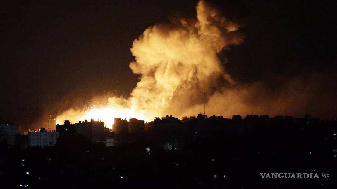 $!Ataque aéreo israelí en la ciudad de Gaza el 10 de octubre de 2023. Al menos 900 personas han muerto, según el Ministerio de Salud palestino.