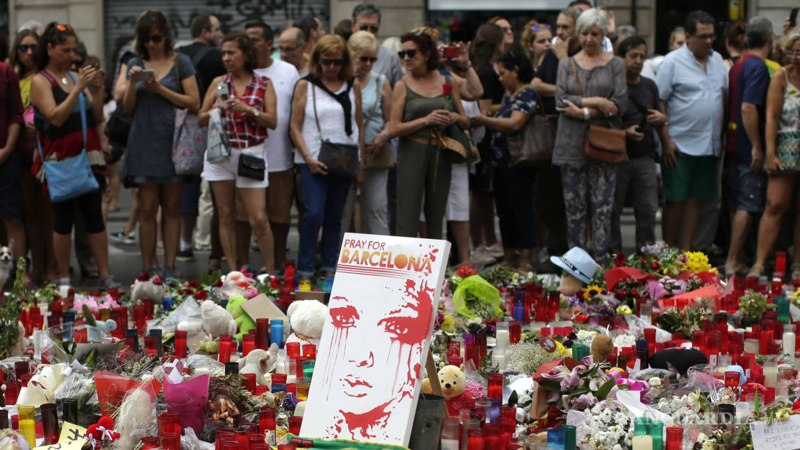 Policía española busca a sospechosos del ataque en Barcelona