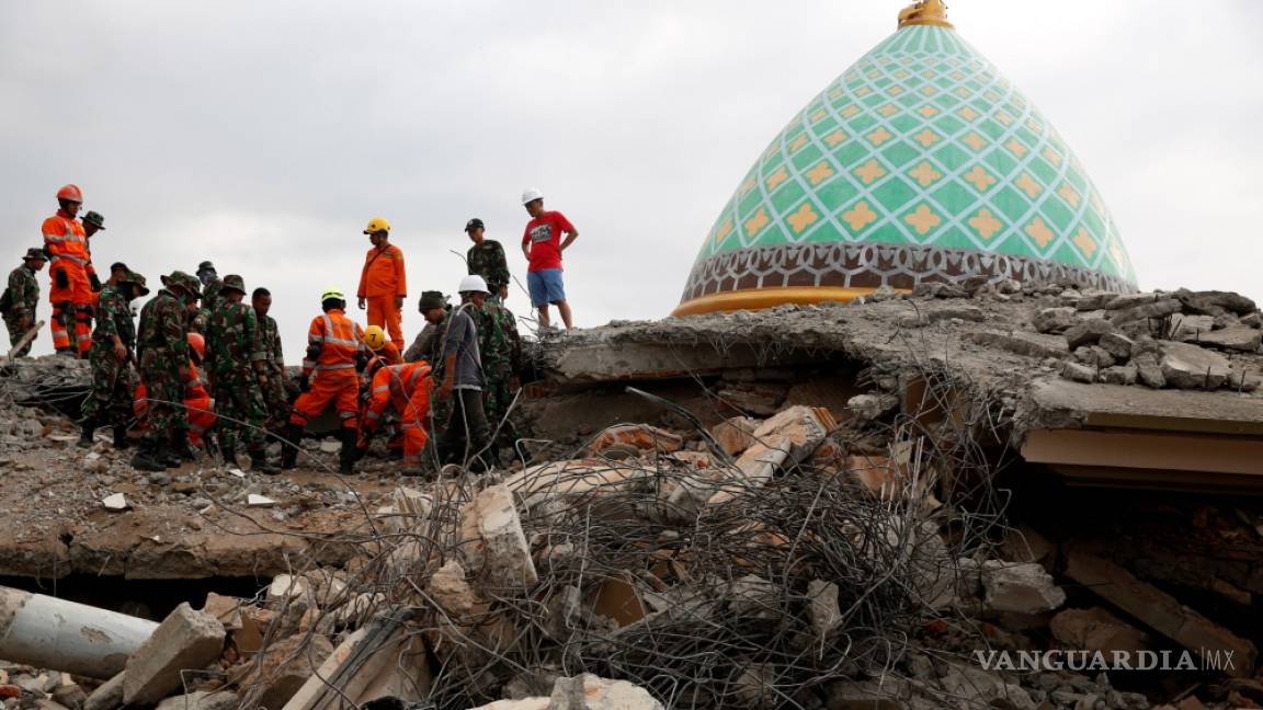 Calculan casi 400 muertos por el terremoto en Indonesia
