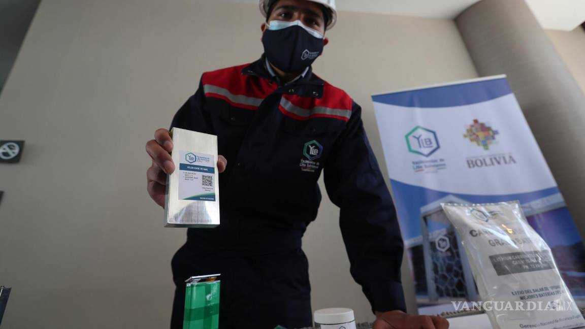 $!Funcionarios de la estatal Yacimientos de Litio Bolivianos (YLB) muestran las baterías de litio extraído del salar de Uyuni, durante un evento en La Paz, Bolivia.