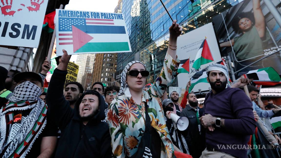 $!La gente asiste a una manifestación en apoyo de Palestina cerca de Times Square en Nueva York, Nueva York, EE.UU., el 13 de octubre de 2023.