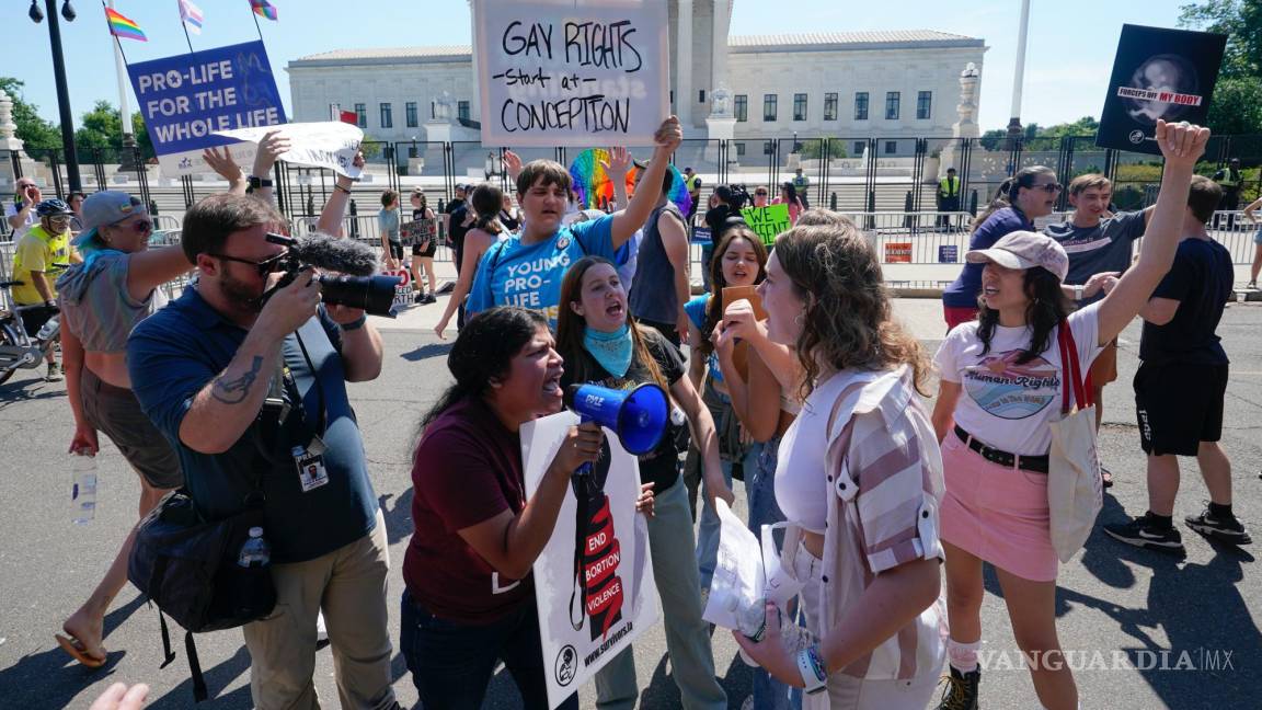 $!Manifestantes contra el aborto, centro izquierda, discuten con activistas por el derecho al aborto frente a la Corte Suprema en Washington.