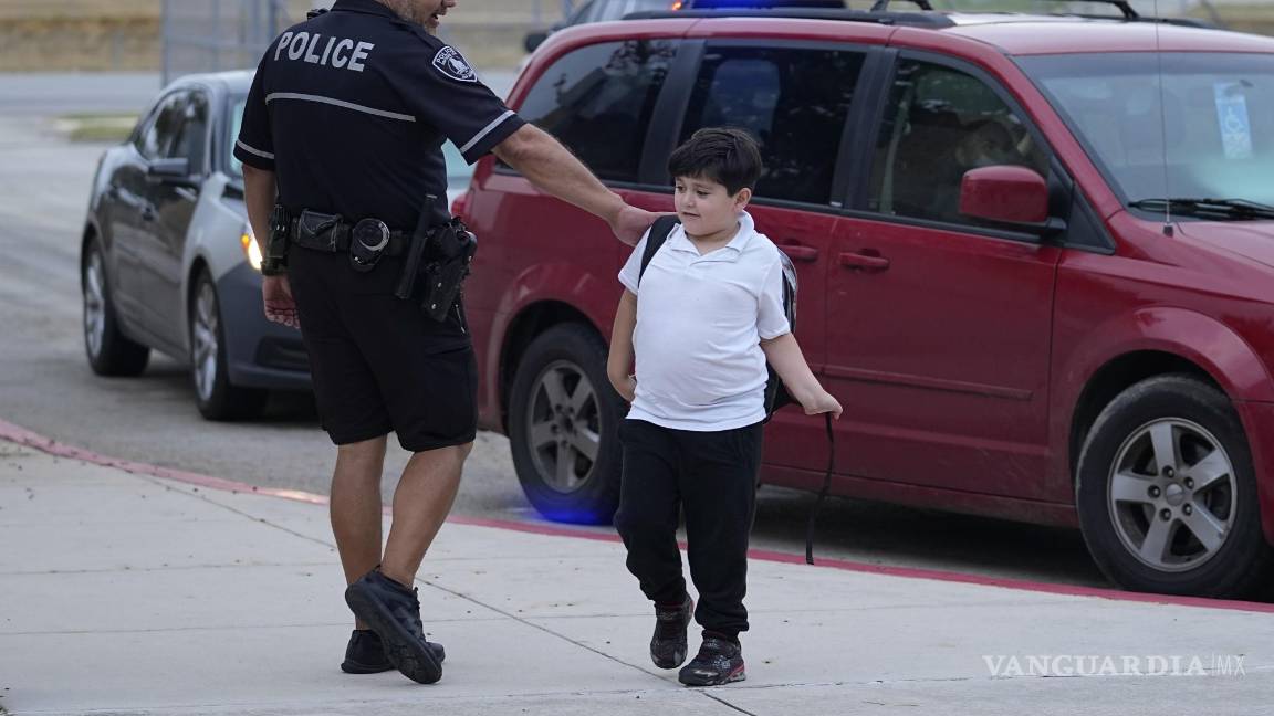 Blinda Texas escuelas con agentes armados... planteles no tienen recursos para cumplir