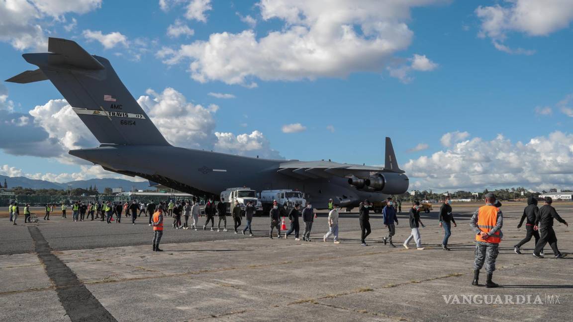 $!GUATEMALA, 27/01/2025.— Migrantes deportados caminan en una pista aérea este lunes, en Ciudad de Guatemala. El Gobierno de Guatemala informó que habilitará un espacio en un centro de convenciones para atender a los migrantes deportados desde Estados Unidos y México.