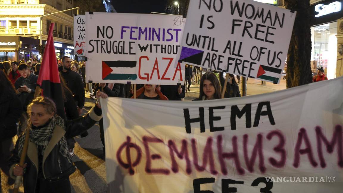 $!Participantes de la Marcha por los derechos de las mujeres portan pancartas que conmemoran en Skopje, República de Macedonia del Norte.