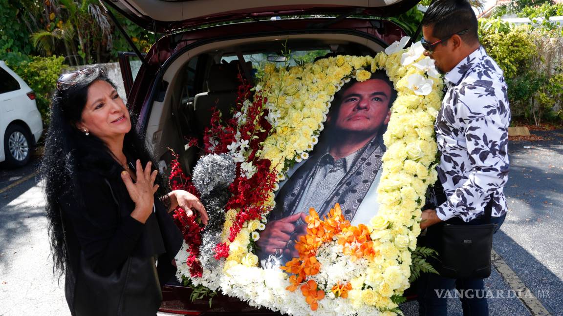 $!Hijos de José José dan un mensaje frente a funeraria y Sarita rompe en llanto