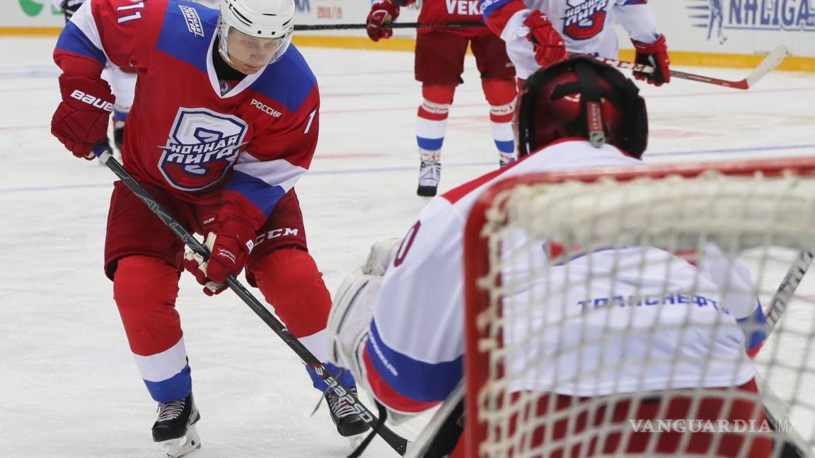 $!Putin hace el 'oso' y se da tremendo golpe al tropezarse durante un partido de hockey