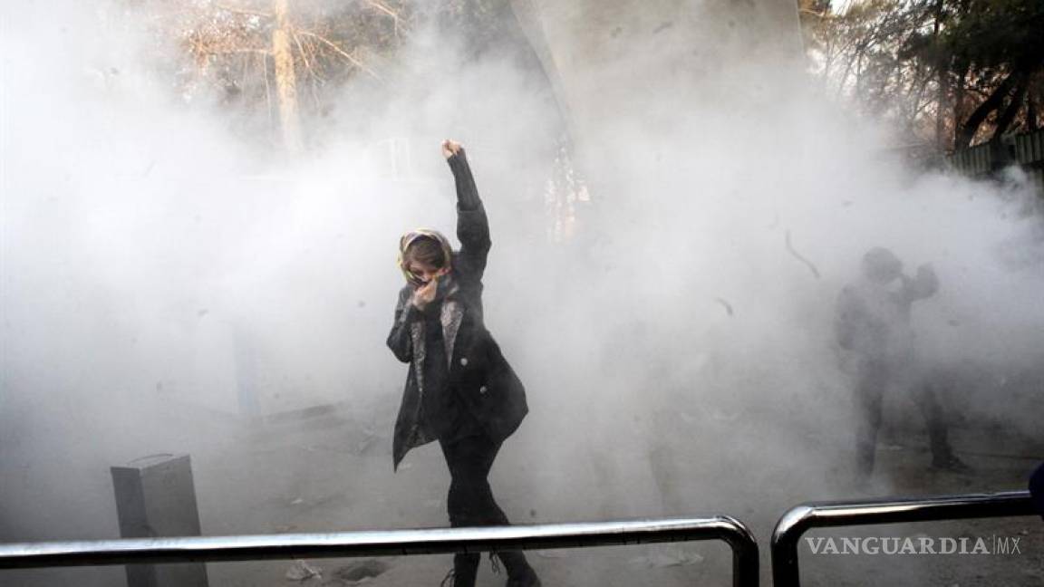 Asciende a 13 muertos y más de 300 detenidos por protestas en Irán