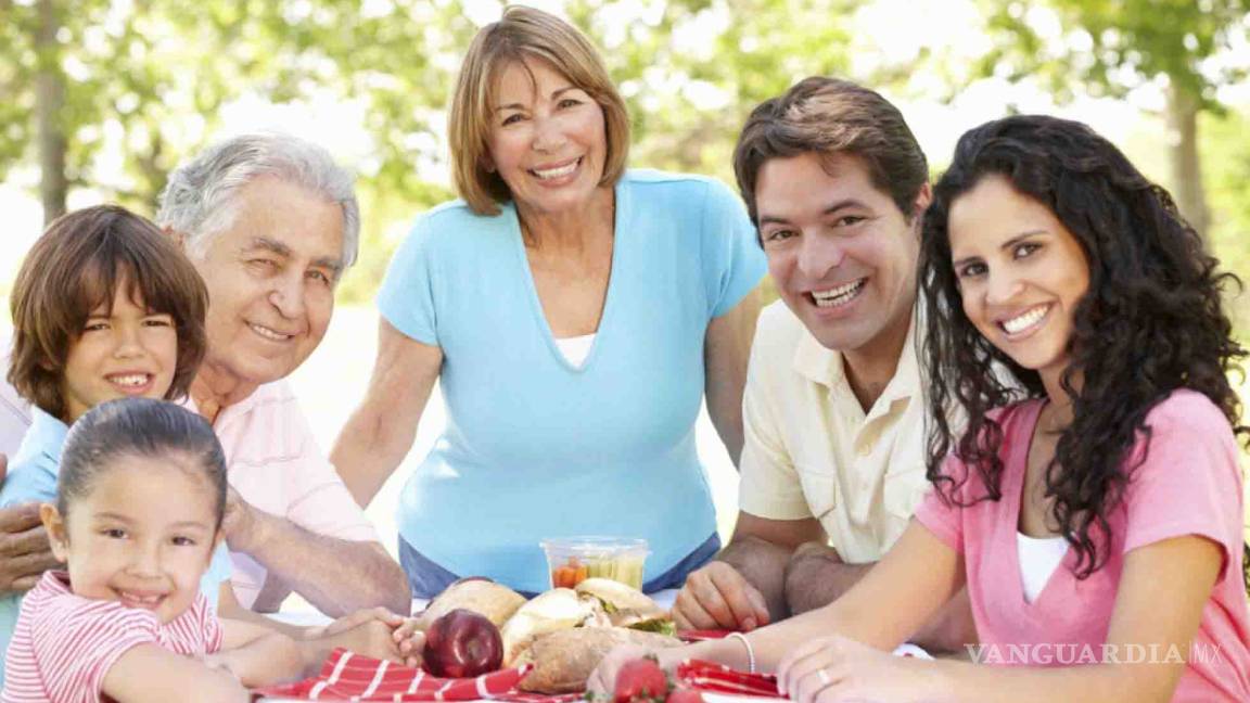 Según la ciencia, las familias hispanas viven más gracias a estos 3 valores