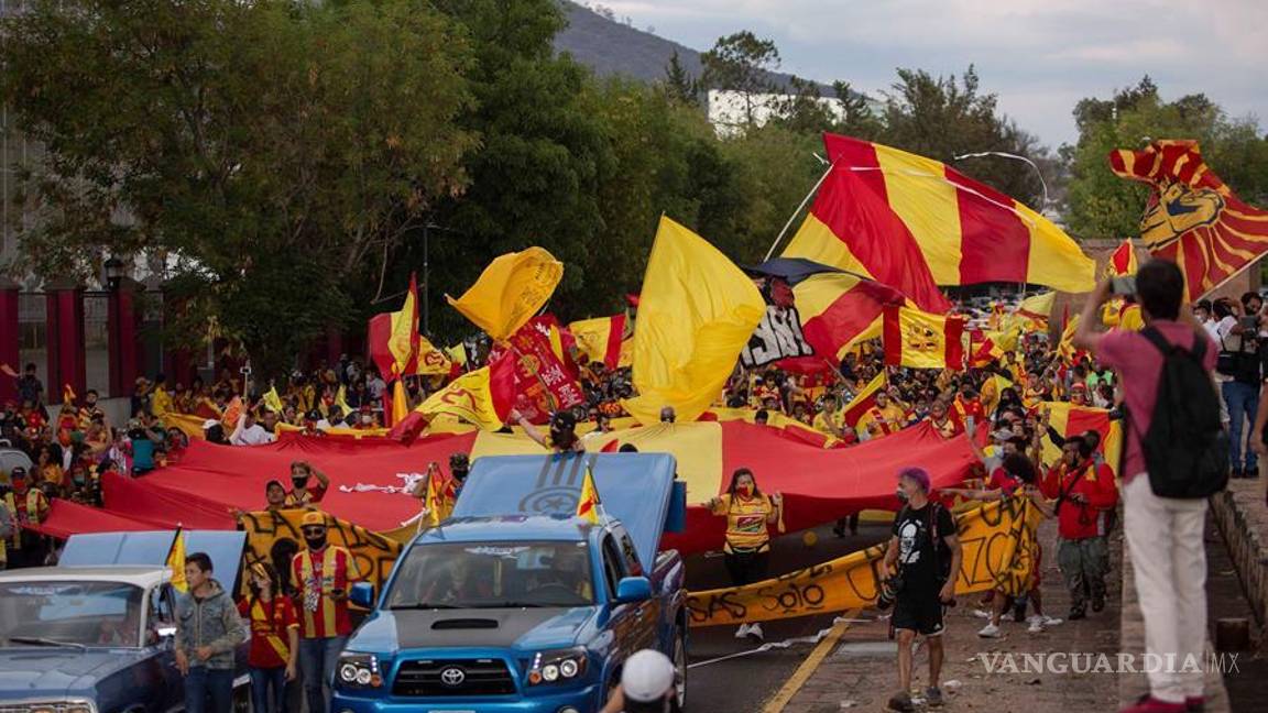 $!Afición de Monarcas volvió a violar cuarentena para salir a protestar por mudanza del equipo