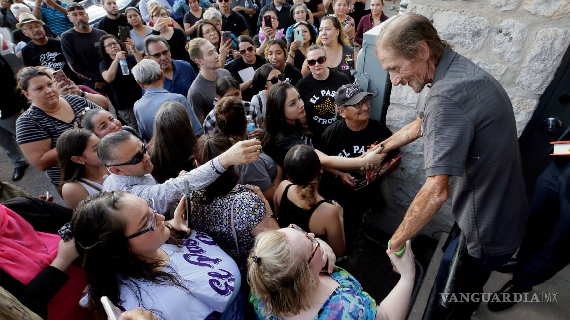 $!Antonio Basco no estuvo solo, cientos lo acompañan en el funeral de su esposa una de víctimas de la masacre en El Paso