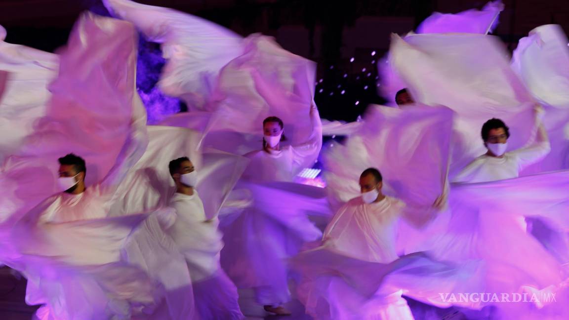 $!Los bailarines se presentan en el centro de espectáculos de Al Wasl Plaza en el sitio de la EXPO durante la ceremonia de apertura oficial de la EXPO 2020, Dubai, Emiratos Árabes Unidos. EFE/EPA/Ali Haider
