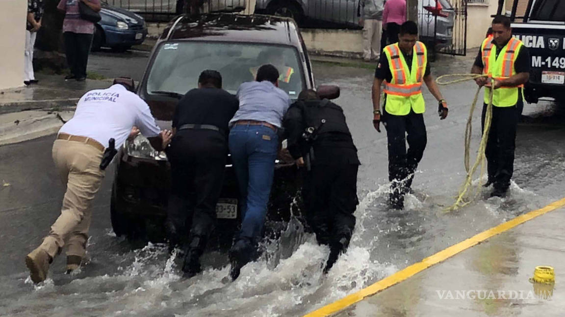 Rescatan vehículo que fue arrastrado por corriente de agua en Saltillo