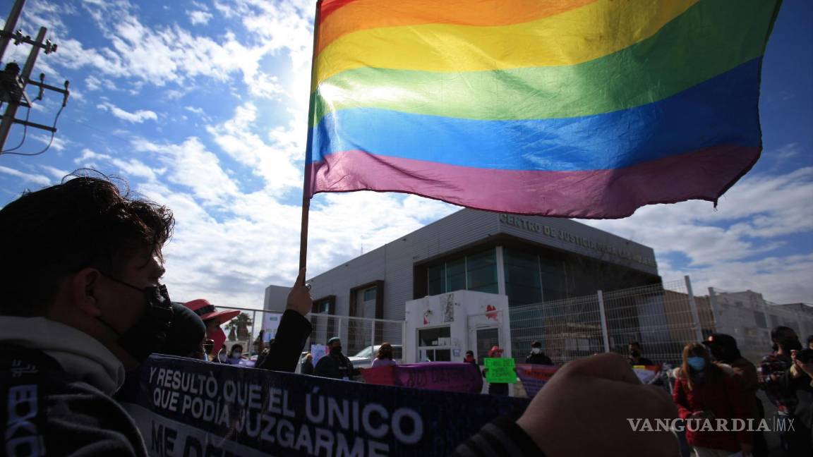 $!Grupos Feministas y colectivos LGBT+ exigen justicia para los feminicidios de Nohemí y Yulizsa.