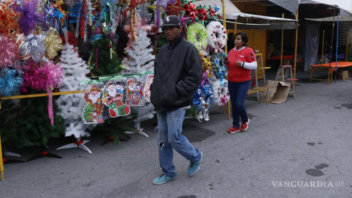 $!¡Ya huele a Navidad! Comienzan a instalarse mercados navideños en Saltillo