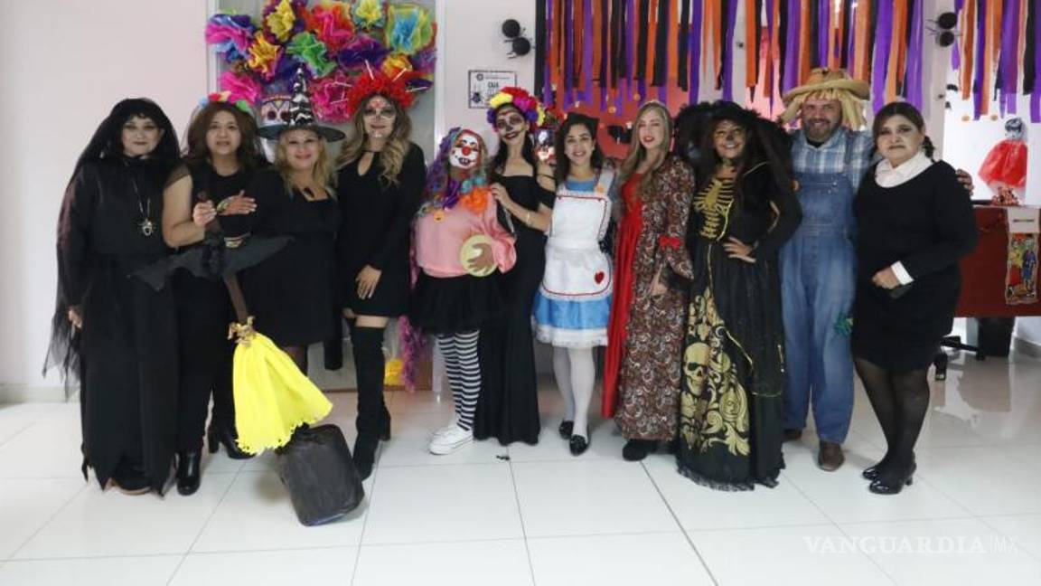 $!Personal médico y administrativo del Hospital Materno Infantil recibió a los pacientes con disfraces de catrinas, brujas, payasos y personajes de película para celebrar este Halloween y Día de Muertos.