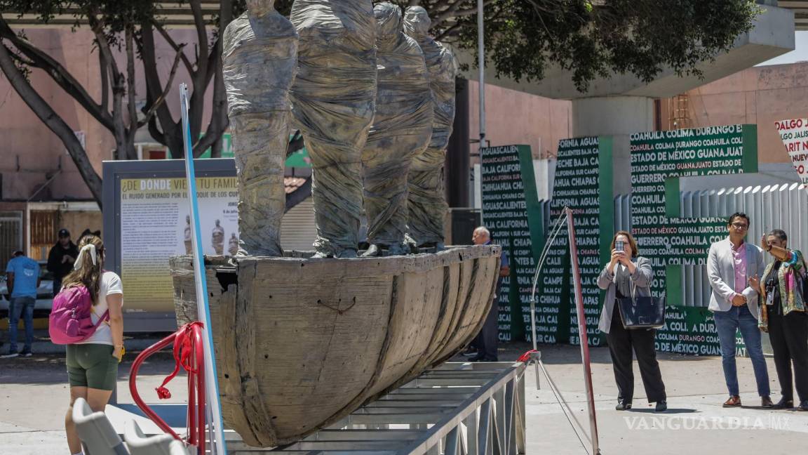 $!Una escultura de bronce que representa a cuatro migrantes en una balsa reivindica los derechos de esta población en Tijuana.