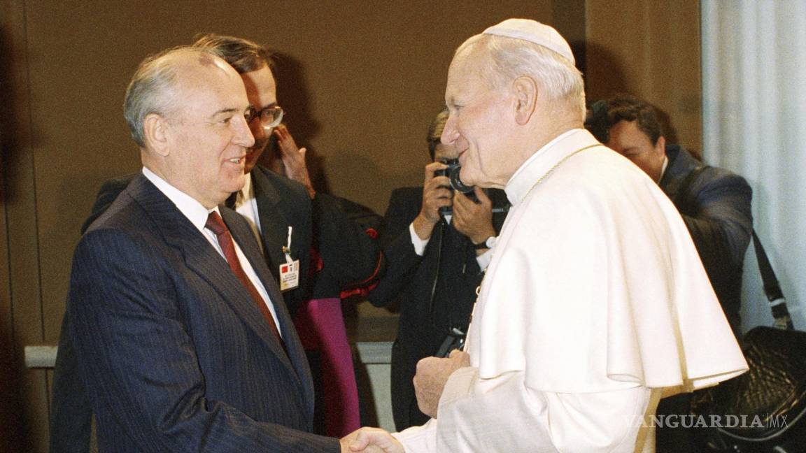 $!El Papa Juan Pablo II y soviético Mikhail Gorbachev en la primera reunión entre un jefe de estado del Kremlin y un Pontífice, en el Vaticano, 1 de diciembre de 1989.