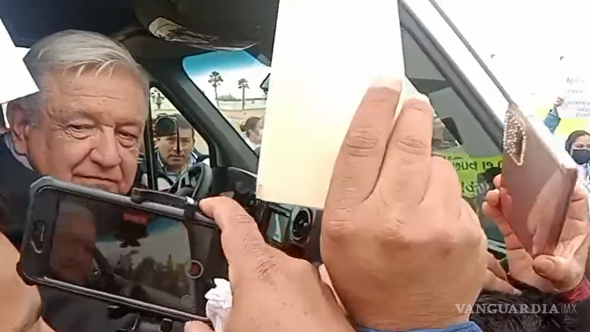 Con protestas, reciben a AMLO en San Luis Potosí y Tamaulipas; exigen pago de aguinaldos y contratos permanentes