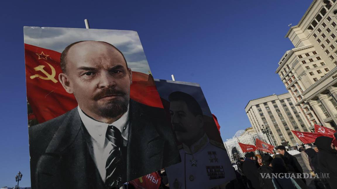 $!Simpatizantes del Partido Comunista Ruso sostienen grandes retratos de Vladímir Lenin durante una manifestación conmemorativa de su centenario.