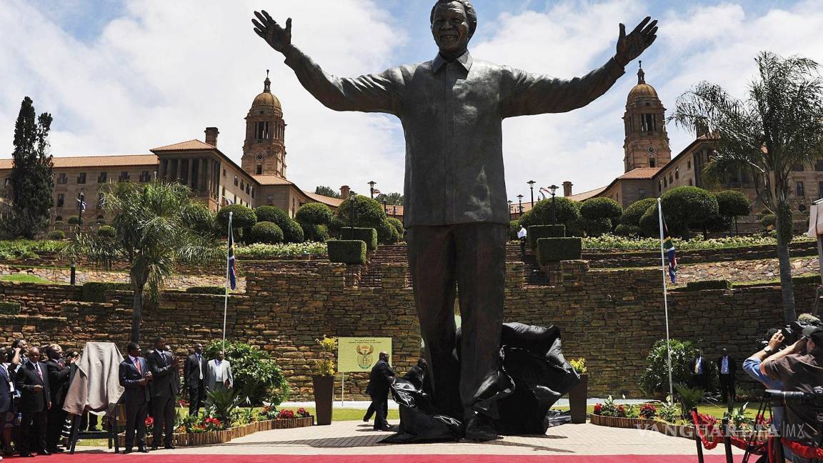 $!Imagen de la estatua del expresidente sudafricano Nelson Mandela, a la entrada del Union Buildings, la sede del Gobierno sudafricano en Pretoria, Sudáfrica.