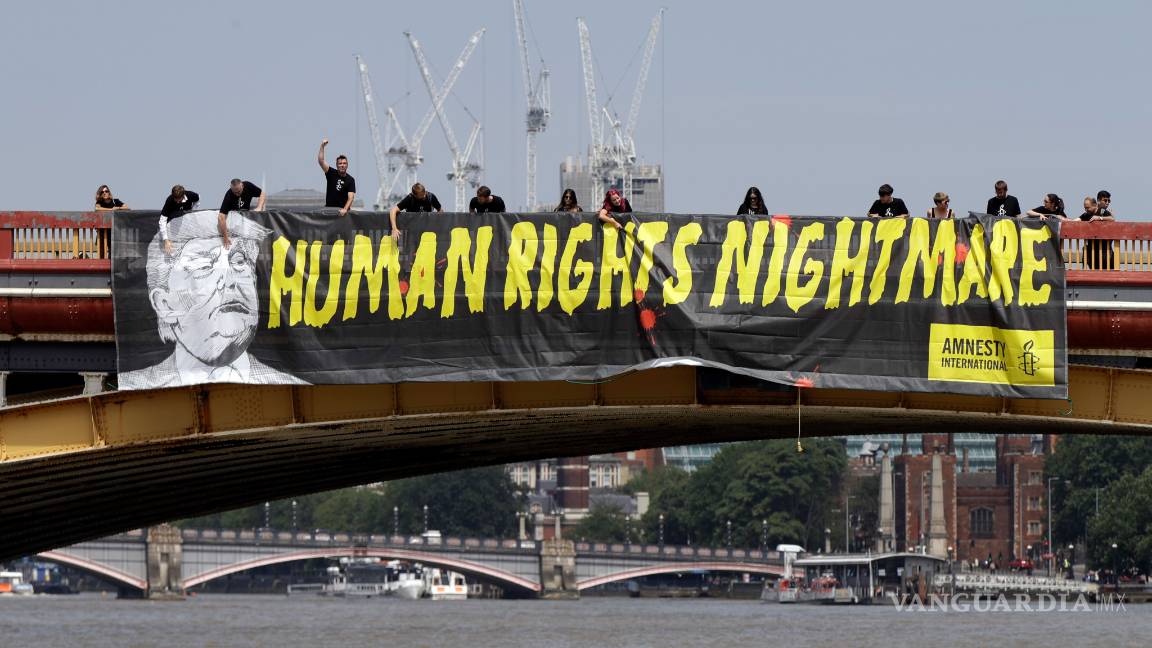 $!Exhibe Amnistía Internacional en Londres la pancarta "Trump, pesadilla de los derechos humanos”