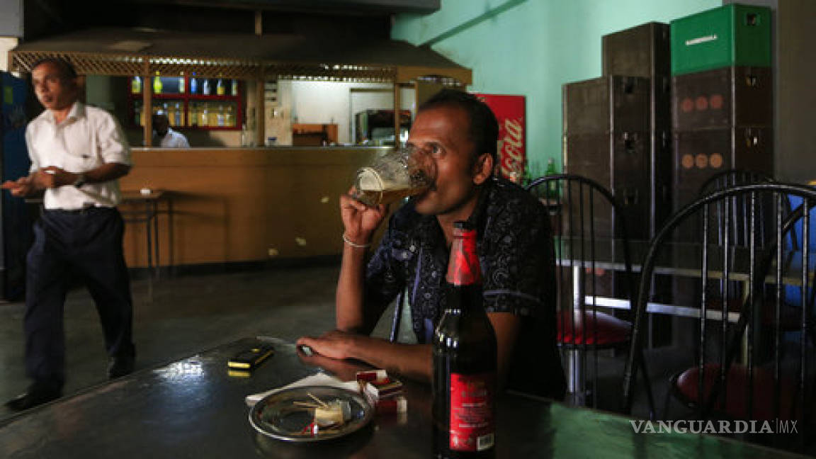 El presidente de Sri Lanka vuelve a prohibir vender alcohol a las mujeres