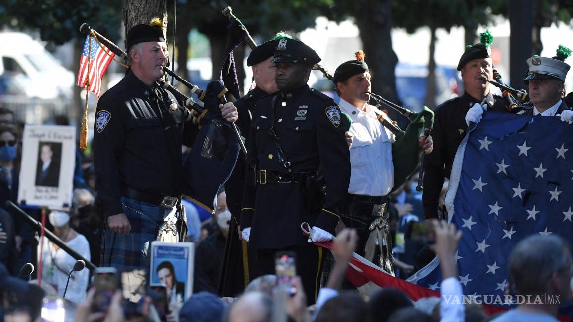 $!La policía y los bomberos de Nueva York se mantienen firmes en el Monumento Nacional del 11-S durante una ceremonia que conmemora el 20 aniversario de los ataques del 11-S en el World Trade Center, en Nueva York. EFE/EPA/Ed Jones