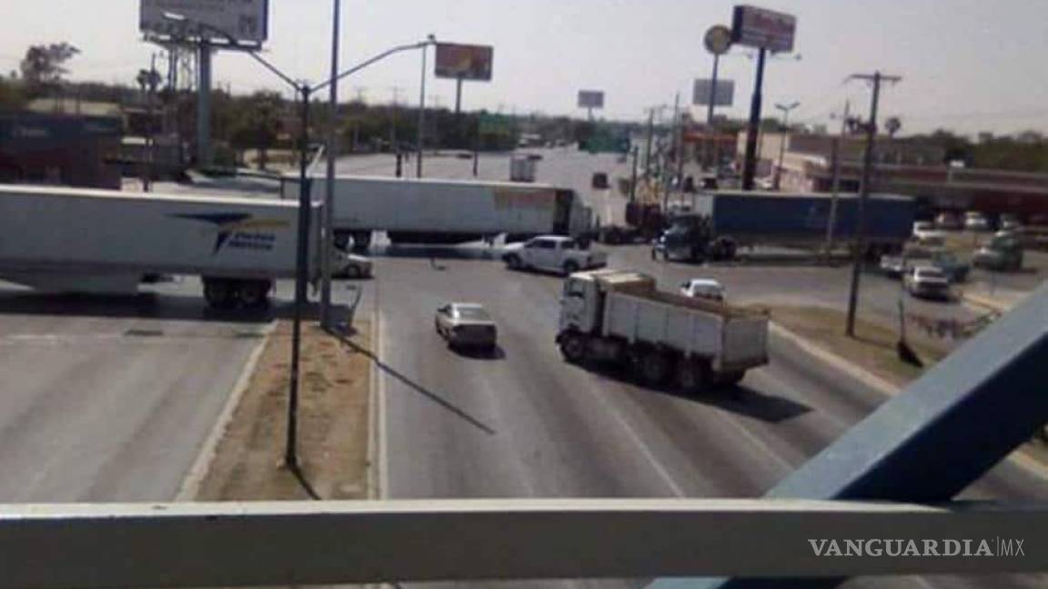 $!Incendian vehículo durante 'narcobloqueo' en Nuevo Laredo